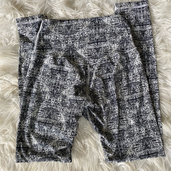 Women’s BuffBunny Leggings Medium - Picture 4 of 4